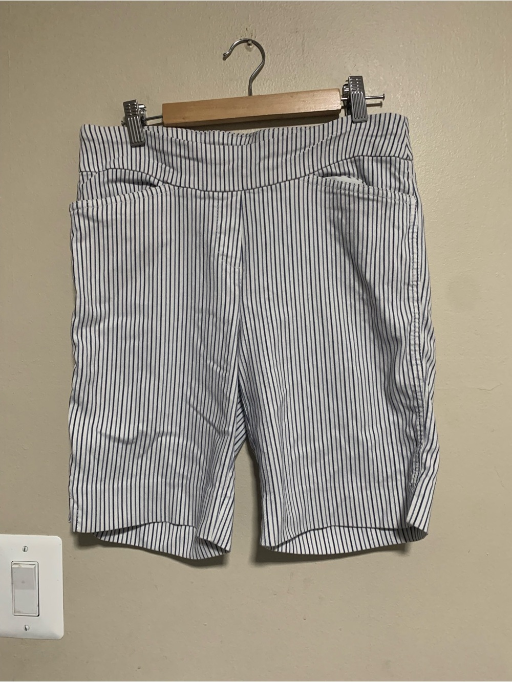 Hilary Radley Shorts, Women's Size Medium Blue White Striped
Pull On